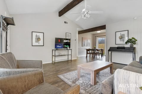 Pets Welcome Great Space Backyard Near Zilker Apartment in Zilker