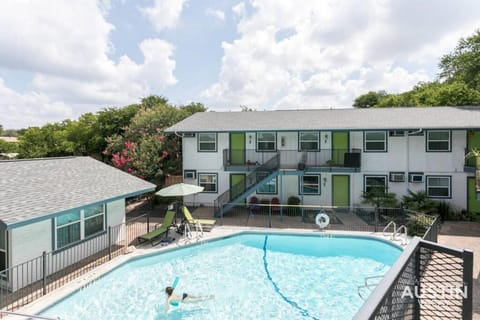 Walk To Zilker King Bed Pool Free Parking Apartment in Zilker