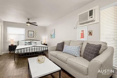 Walk To Zilker King Bed Pool Free Parking Apartment in Zilker
