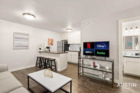 Walk To Zilker King Bed Pool Free Parking Apartment in Zilker