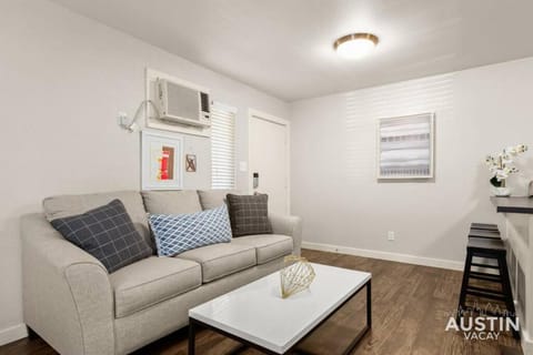 Walk To Zilker King Bed Pool Free Parking Apartment in Zilker