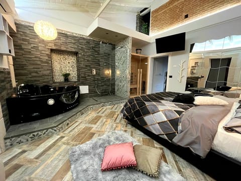 Shower, Bed, Hot Tub, Sauna, Bedroom