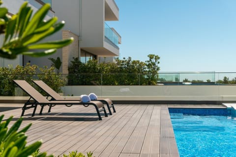 Balcony/Terrace, Swimming pool, sunbed