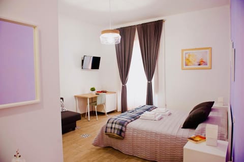 Bed, TV and multimedia, Photo of the whole room, Bedroom, hair dresser