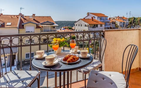 Property building, Patio, Day, Coffee/tea facilities, View (from property/room), Balcony/Terrace, Food and drinks, Dining area, Food, City view, Sea view, Breakfast, Drinks