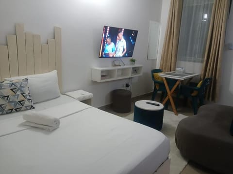 Bed, TV and multimedia, Living room, Photo of the whole room, Seating area, Bedroom, towels
