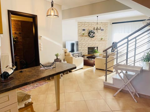 TV and multimedia, Kitchen or kitchenette, Living room, Seating area, Dining area