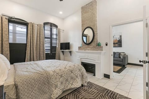 Sleep 10 next to Superdome and downtown House in Warehouse District