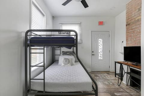 Sleep 10 next to Superdome and downtown House in Warehouse District