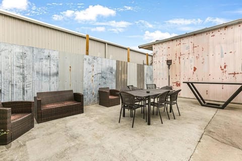 Sleep 10 next to Superdome and downtown House in Warehouse District