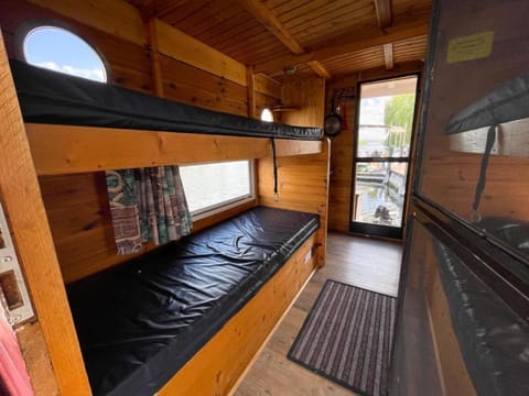 Hausfloßvermietung auf der Peene am Kummerower See in Mecklenburg Vorpommern 15 PS Docked boat in Mecklenburgische Seenplatte