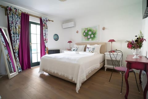 Bed, Seating area, Bedroom, air conditioner