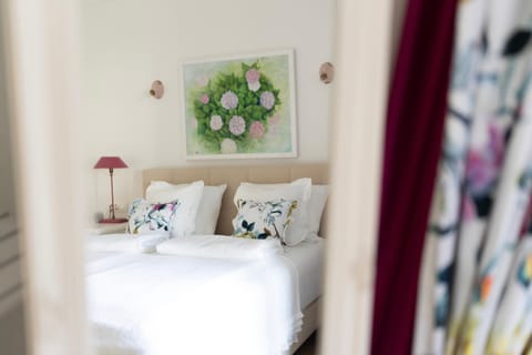 Bed, Photo of the whole room, Decorative detail, Bedroom