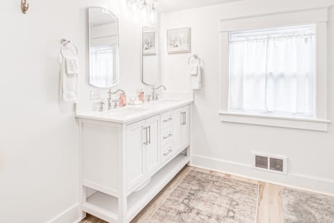 South Sandpoint Charmer House in Sandpoint