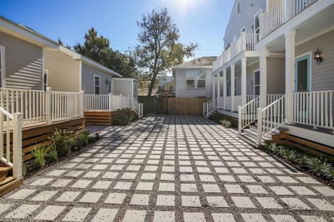 La Belle Veranda Villa- 3QueenBeds/2Baths Sleeps 6-8 House in New Orleans