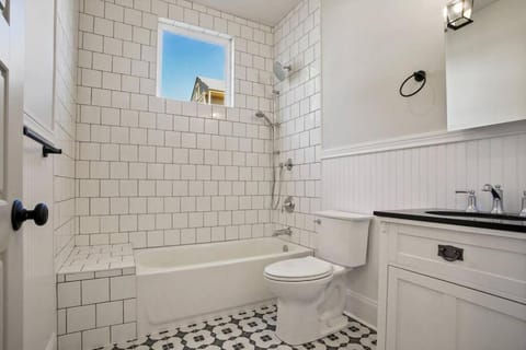 La Belle Veranda Villa- 3QueenBeds/2Baths Sleeps 6-8 House in New Orleans