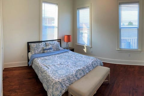 La Belle Veranda Villa- 3QueenBeds/2Baths Sleeps 6-8 House in New Orleans
