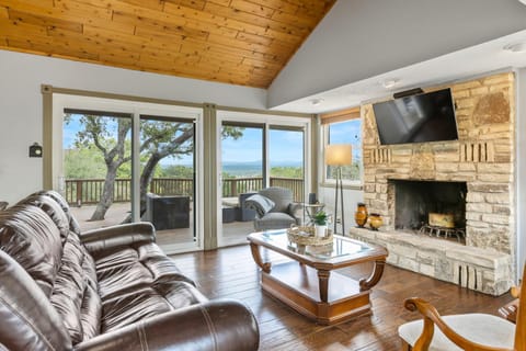 Communal lounge/ TV room, Natural landscape, TV and multimedia, Living room, Seating area, Evening entertainment