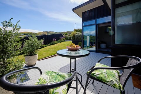 Property building, Natural landscape, Balcony/Terrace, Living room