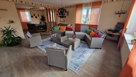 TV and multimedia, Living room, Seating area