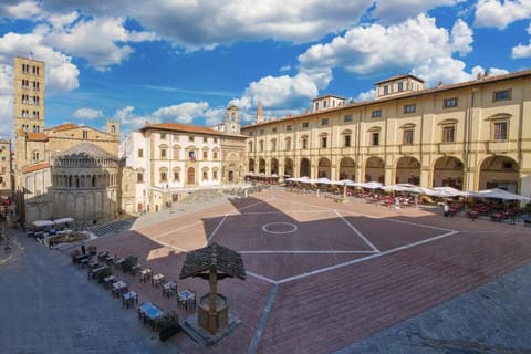 Landmark view, Street view