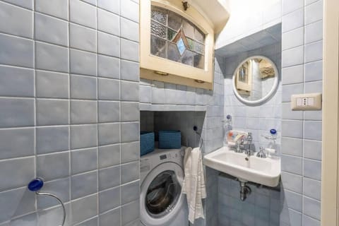 Bathroom, towels, washing machine