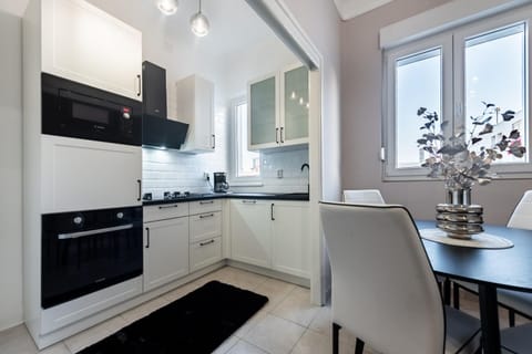 Kitchen or kitchenette, Dining area, dishwasher, minibar, pet friendly, stove