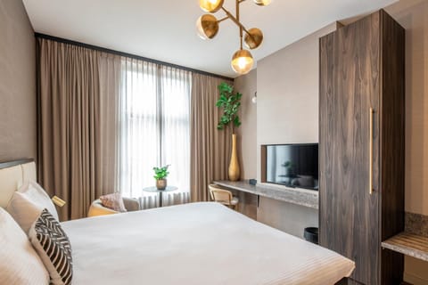 Communal lounge/ TV room, Bed, TV and multimedia, Seating area, Guests, wardrobe