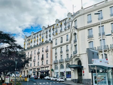 Property building, Neighbourhood, Location