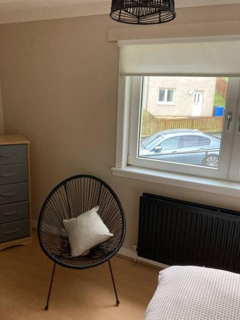 Budget friendly apartment with stairs Near Glasgow airport and Loch Lomond Apartment in Scotland