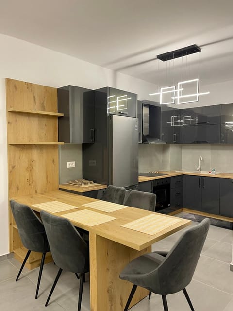 Kitchen or kitchenette, Dining area, minibar, oven, pet friendly