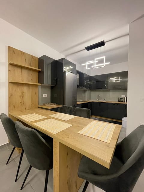 Kitchen or kitchenette, Dining area, minibar, pet friendly, stove