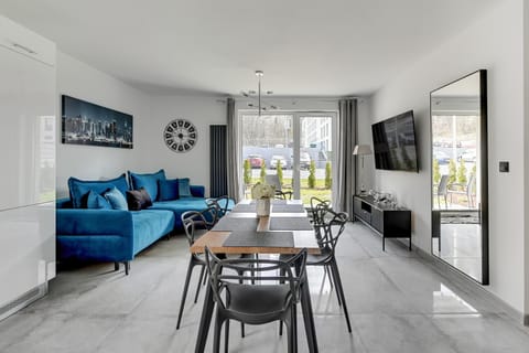 TV and multimedia, Living room, Seating area, Dining area