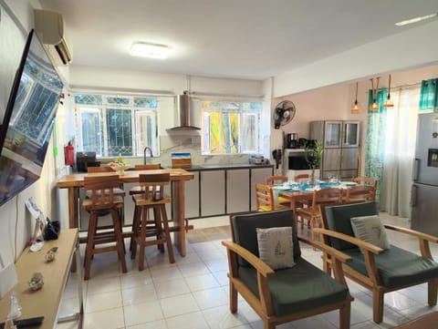 TV and multimedia, Kitchen or kitchenette, Living room, Seating area, Dining area, oven, stove, toaster