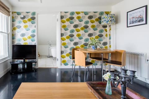Communal lounge/ TV room, TV and multimedia, Kitchen or kitchenette, Living room, Seating area, Dining area
