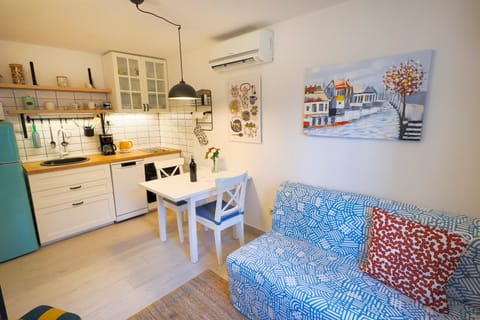 Kitchen or kitchenette, Living room, Seating area, Dining area, air conditioner
