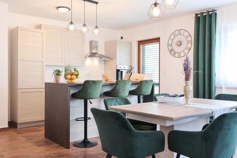 Kitchen or kitchenette, Dining area, pet friendly