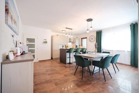 Kitchen or kitchenette, Dining area, dishwasher, minibar, pet friendly, stove