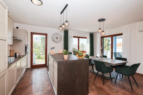 Kitchen or kitchenette, Dining area, stove