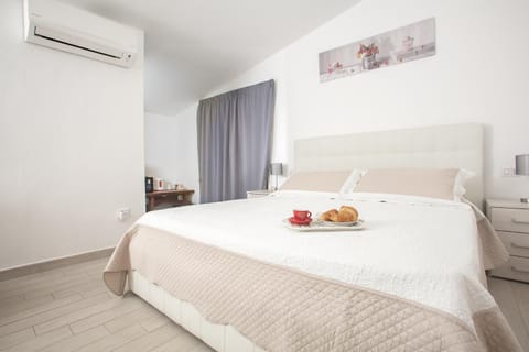 Bed, Food and drinks, Photo of the whole room, Bedroom, Food, air conditioner