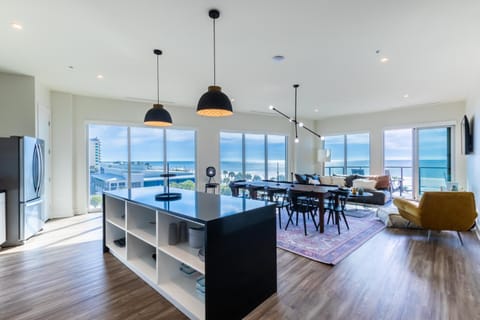 TV and multimedia, Kitchen or kitchenette, Living room, Seating area, Dining area, Sea view
