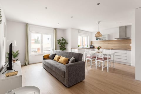 Kitchen or kitchenette, Living room, Seating area, Dining area, minibar, pet friendly, stove