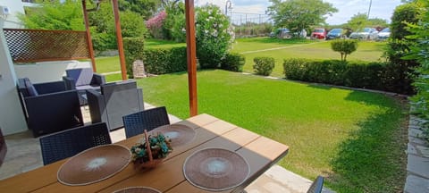 Neighbourhood, Garden, Tennis court