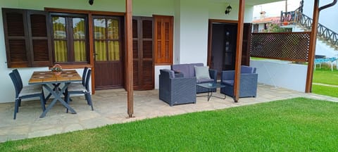 Garden, Seating area, Dining area