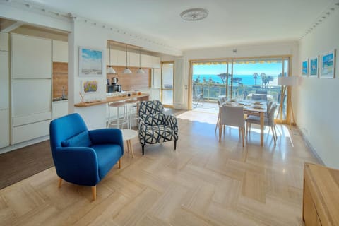 Natural landscape, Living room, Seating area, Dining area, Sea view, minibar