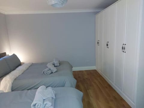 Luxurious Log Cabin with lay-z spa hot tub Cabin in County Sligo