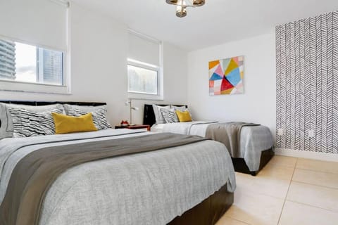 Iconic Sunset Views with Pool, Hot tub, GYM, and Parking Apartment in Brickell