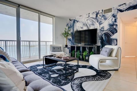 Iconic Sunset Views with Pool, Hot tub, GYM, and Parking Apartment in Brickell