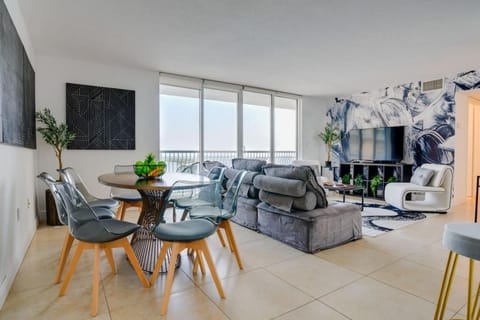 Iconic Sunset Views with Pool, Hot tub, GYM, and Parking Apartment in Brickell