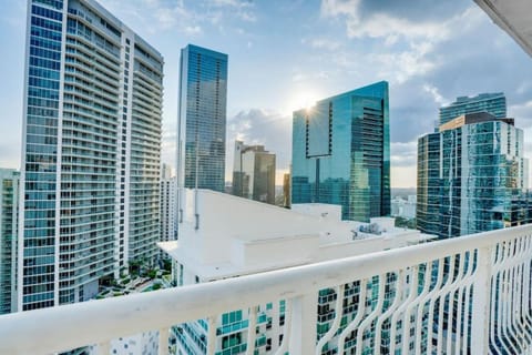 Iconic Sunset Views with Pool, Hot tub, GYM, and Parking Apartment in Brickell